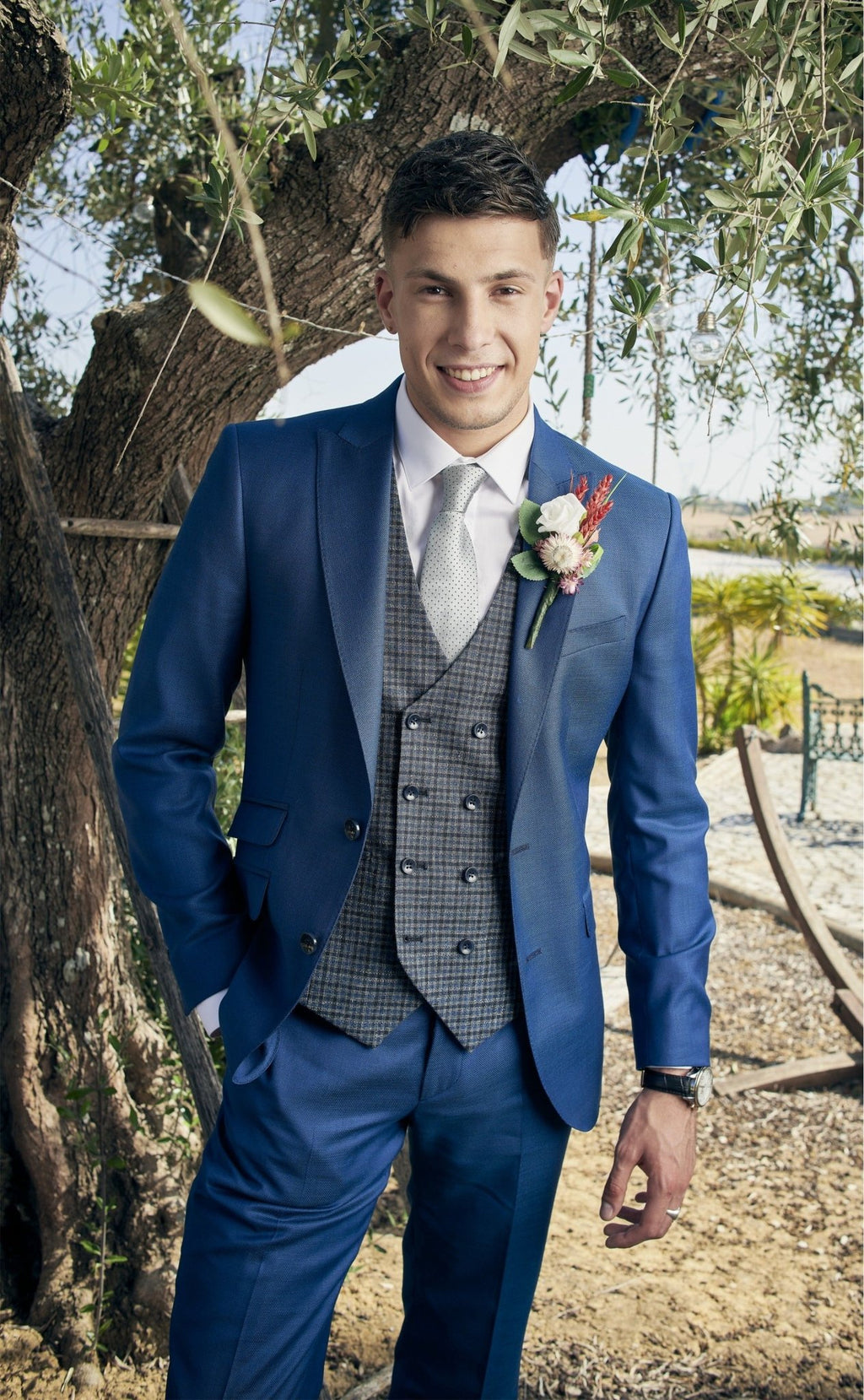 tie never wear brown shoes with a blue suit