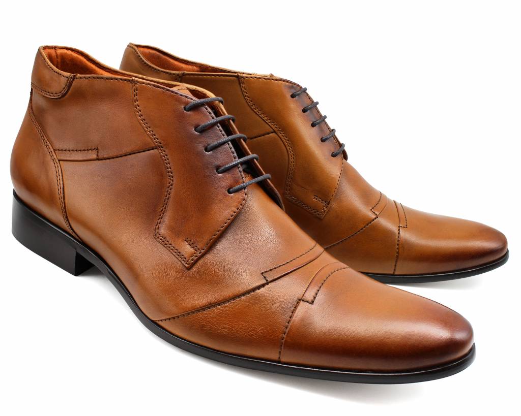 Pair of brown Lacuzzo lace-up ankle boots seen from the front three-quarter
