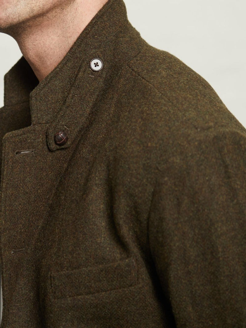 Close-up of the collar tab and button on the Allenby tweed blazer in Green